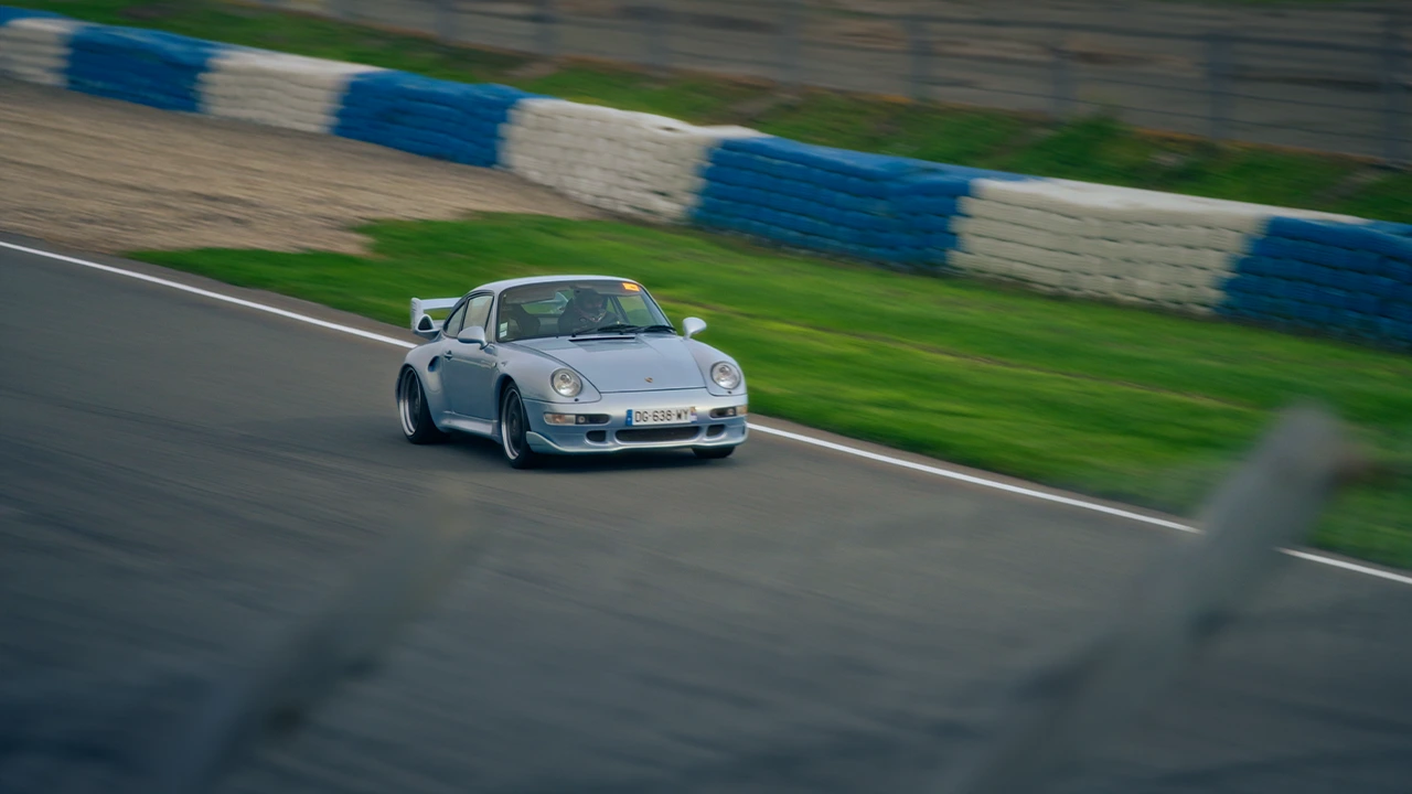 Contenu réseaux sociaux pour le circuit automobile de Croix-en-Ternois.