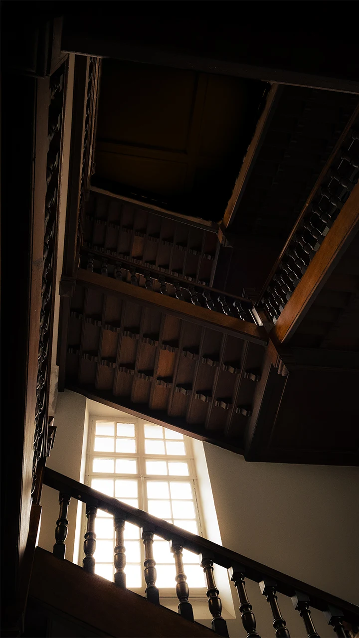 Escaliers en bois ancien à Lille.