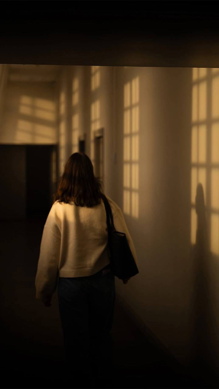 Le soleil projète des ombres orangées sur les murs.